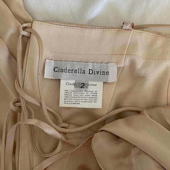 Cinderella Divine: Cream Open Lace Up Corset Back with Leg Slit - Picture 2 of 2